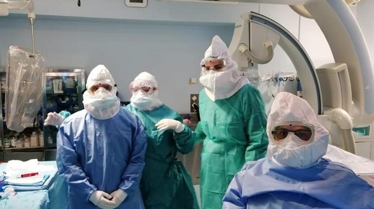 Profesionales del Hospital Puerta del Mar implantan un stent a un paciente con un ictus y Covid-19