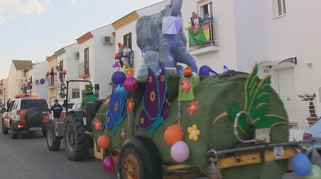 El tractor que desinfecta las calles decorado con motivos infantiles para animar a los niños de Gines