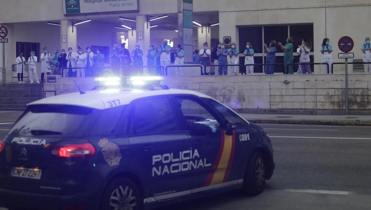 Un coche de la Policía Nacional acompaña a los sanitarios durante el aplauso del pasado lunes.