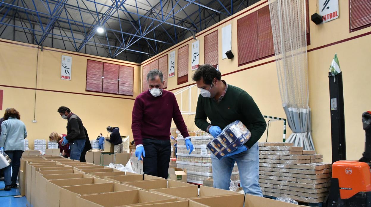 El alcalde de Tomares, José Luis Sanz, supervisa las cajas de alimentos