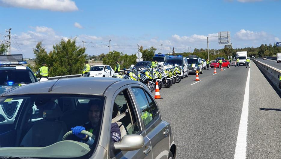 Cientos de agentes de Policía y Guardia Civil controlan las carreteras de la provincia de Cádiz