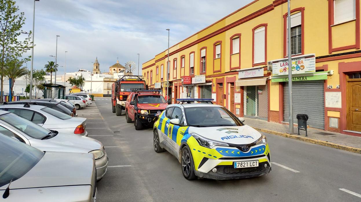 La Policía Local de Arahal y la UME recorren el pueblo pidiendo a la población que se quede en su casa.