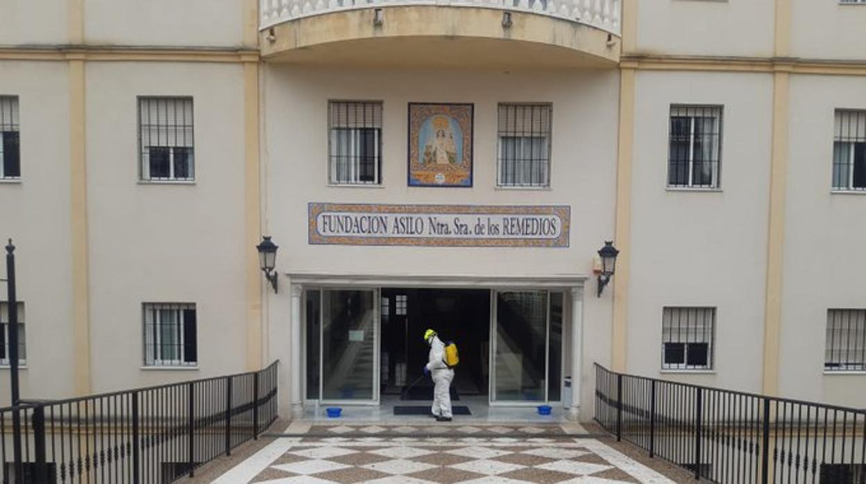 Bomberos desinfecta la residencia de ancianos Nuestra Señora de los Remedios, en Ubrique.