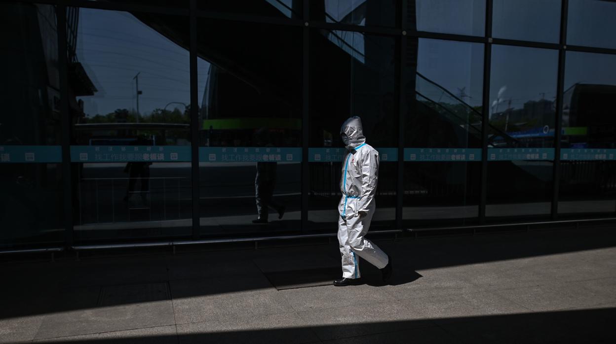 Un sanitario viste el traje de protección para afrontar su trabajo en la pandemia.