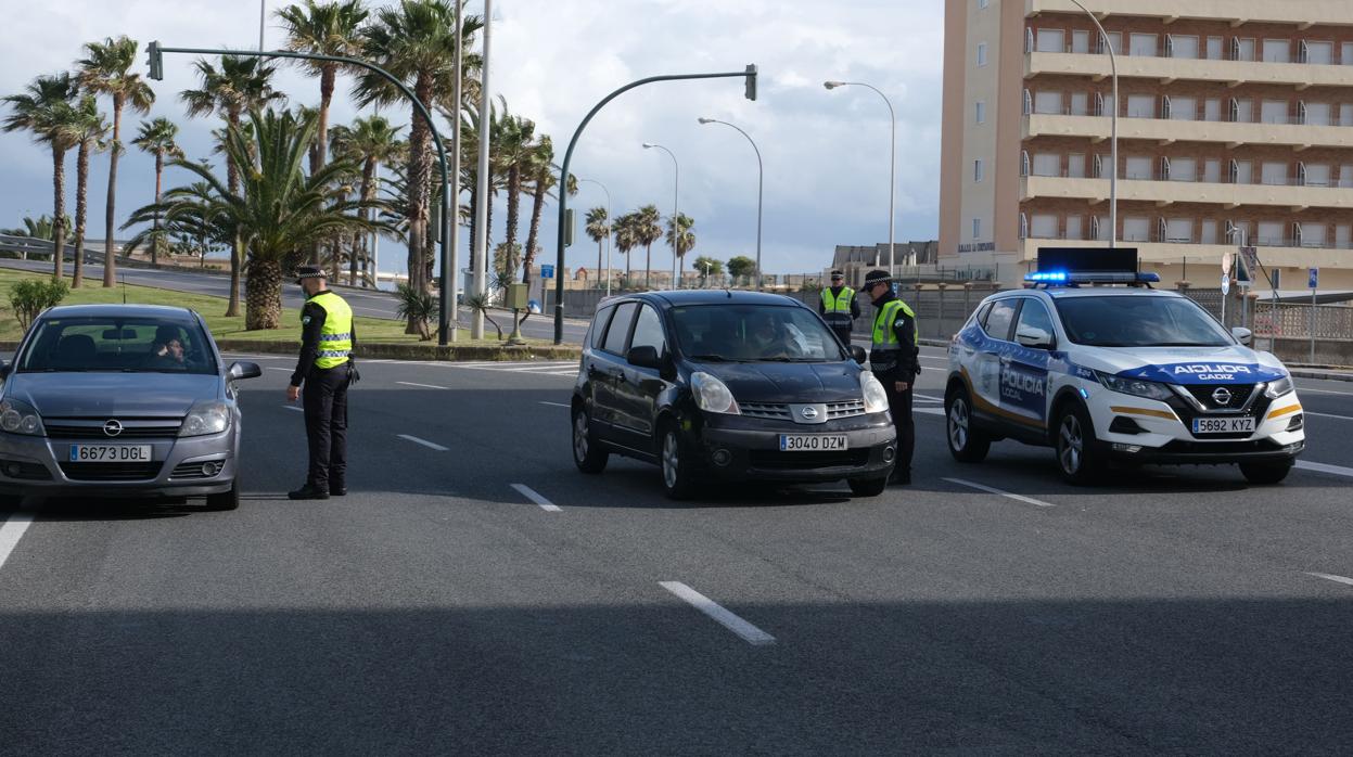 Policías locales, en un control de vehículos a la entrada de Cádiz