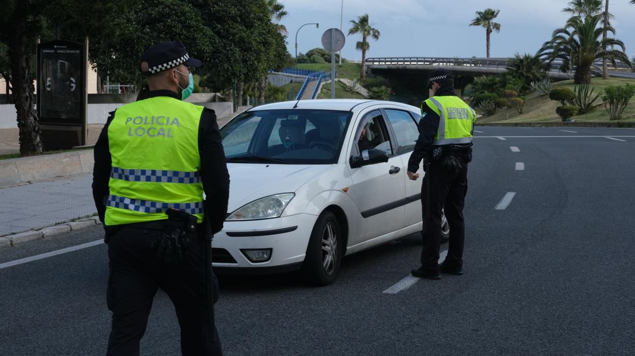 Policías locales, en un control de accesos a Cádiz.