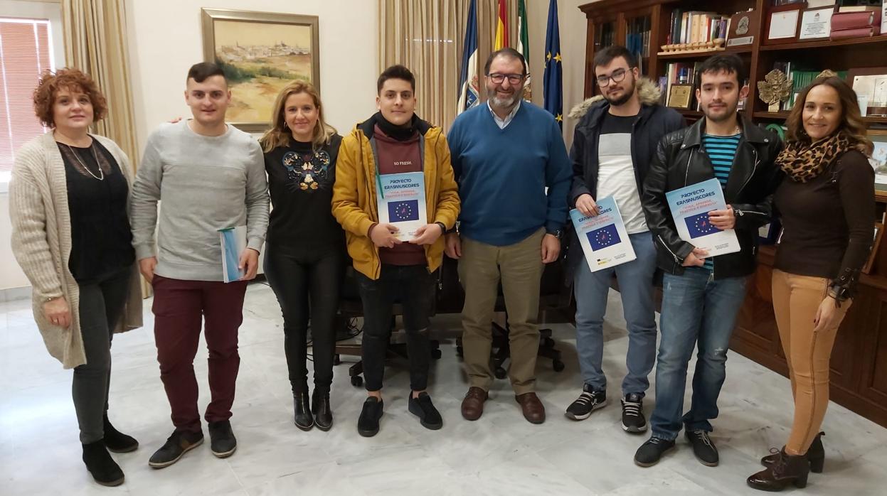 Recepción de los alumnos en el Ayuntamiento de Carmona antes de su partida