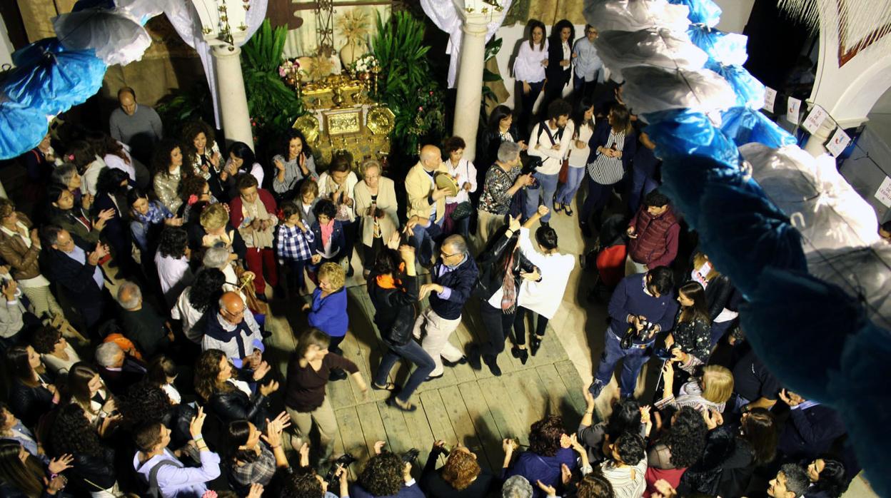 En los primeros días de mayo, Lebrija llena sus calles y plazas de cante y baile por sevillanas corraleras a los pies de altares cívicos presididos por cruces engalanadas