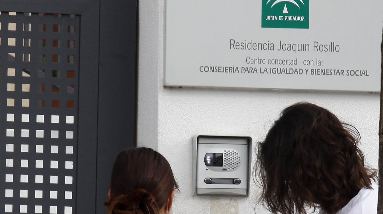 Entrada principal que da acceso al interior de la residencia Joaquín Rosillo