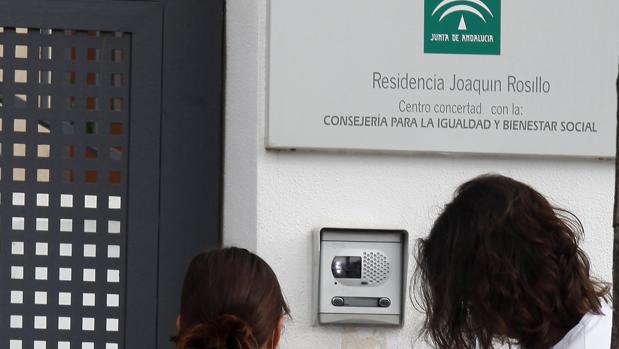 Otra familia de la residencia de San Juan acusa a la dirección de «total falta de información»