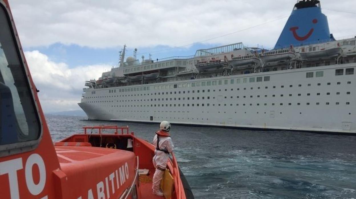 Evacuado a Algeciras el tripulante de un buque que se encontraba indispuesto