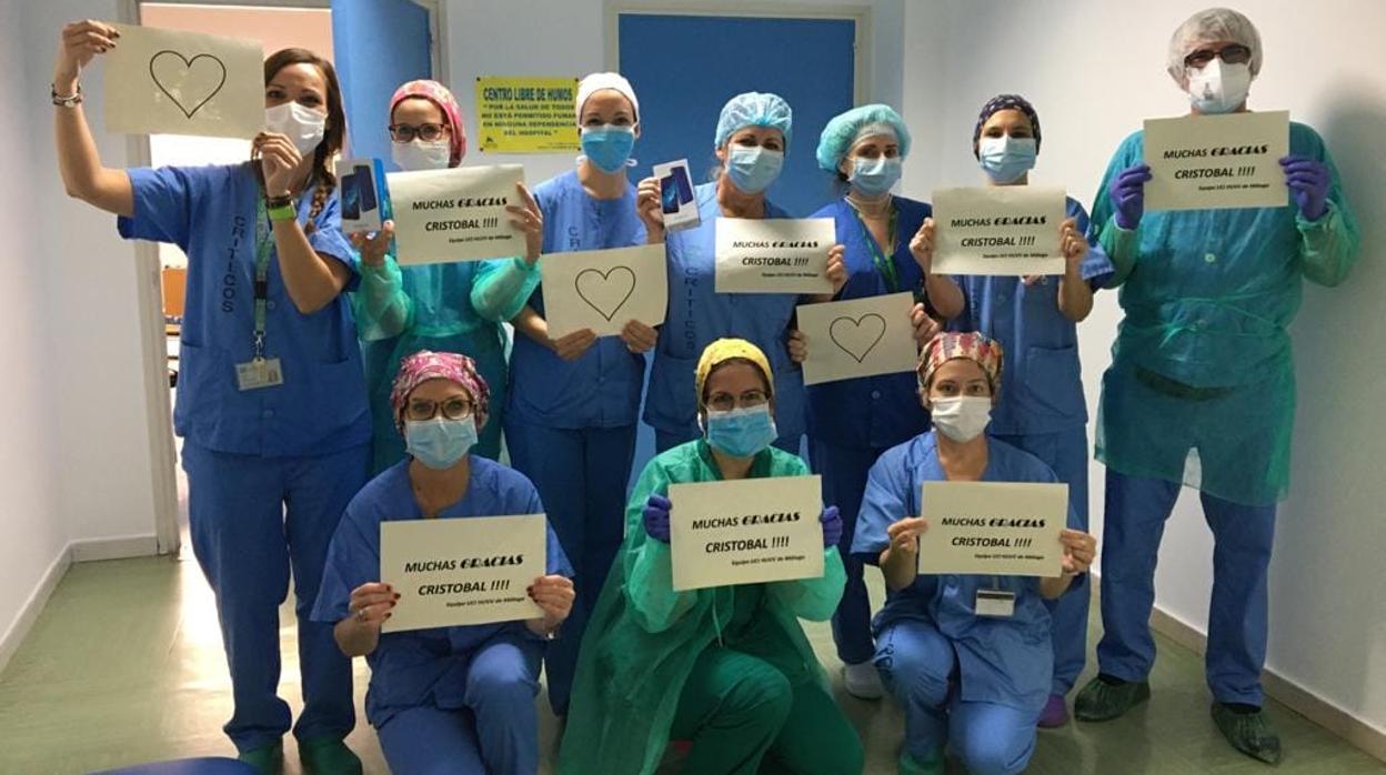 Los profesionales del Hospital Virgen de la Victoria de Málaga agradeciendo la labor del utrerano