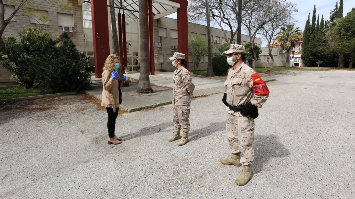 La Infantería de Marina desinfecta los centros educativos de El Puerto de Santa María.