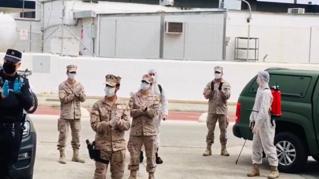 Aplausos por bulerías a la Infantería de Marina en las puertas de una residencia de ancianos en Jerez