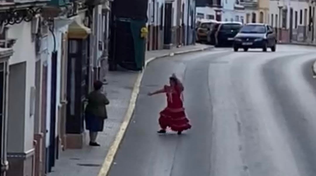 Una de las mujeres que se ha puesto a bailar sevillanas en la vía pública y fue grabada en vídeo.