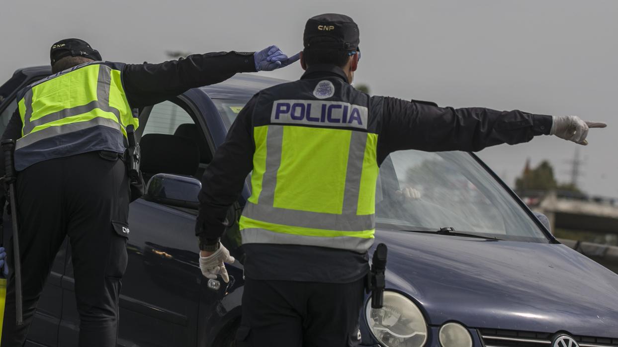 Dos agentes dan indicaciones a un conductor en uno de los controles dispuestos estos días en Sevilla