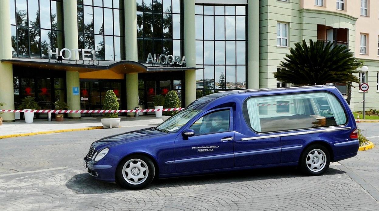 Un vehículo de la funeraria Santa María de la Estrella recoge un cadáver en el Hotel Alcora