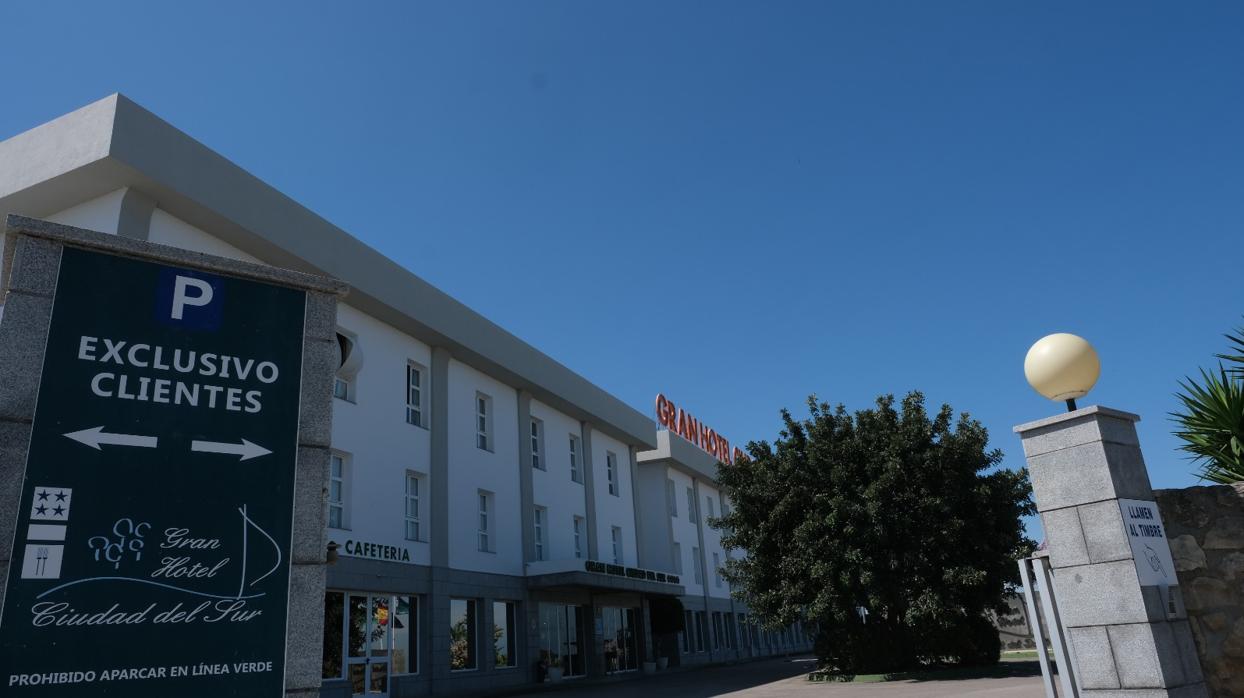 Acceso al Hotel Ciudad del Sur, en Puerto Real