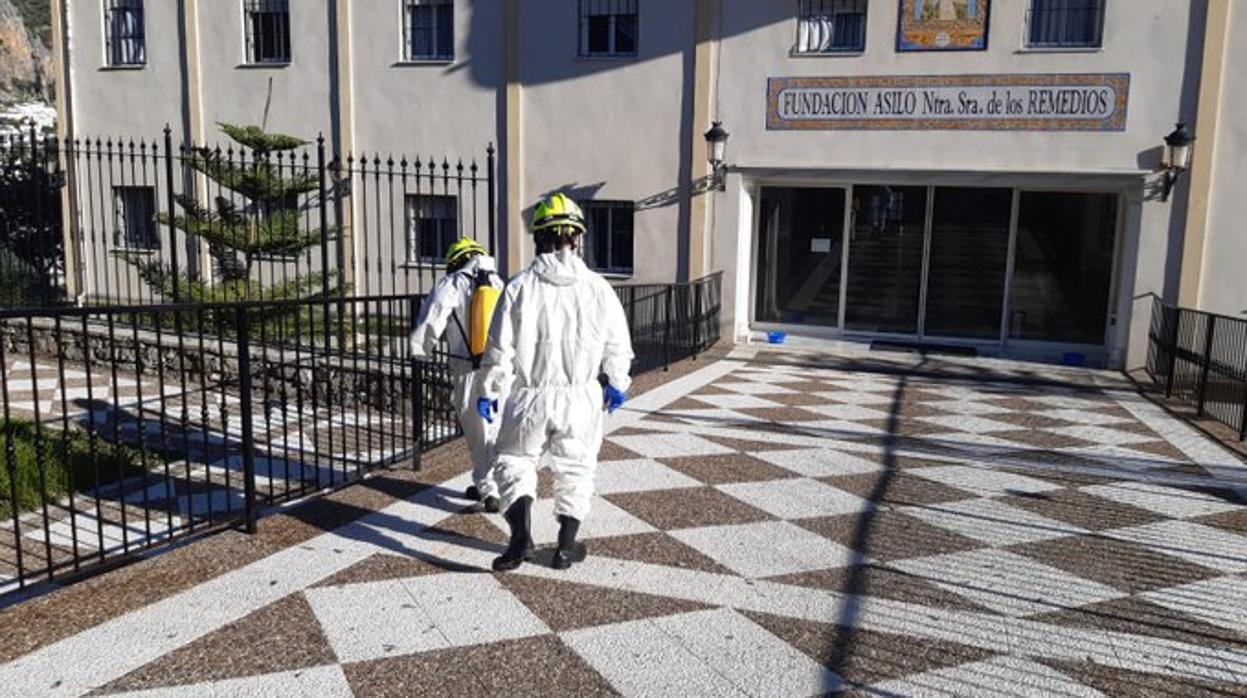 Labores de desinfección en la residencia de ancianos de Ubrique.