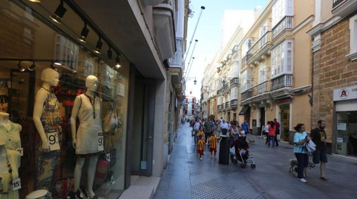 Negocios locales en la calle Ancha, en Cádiz.