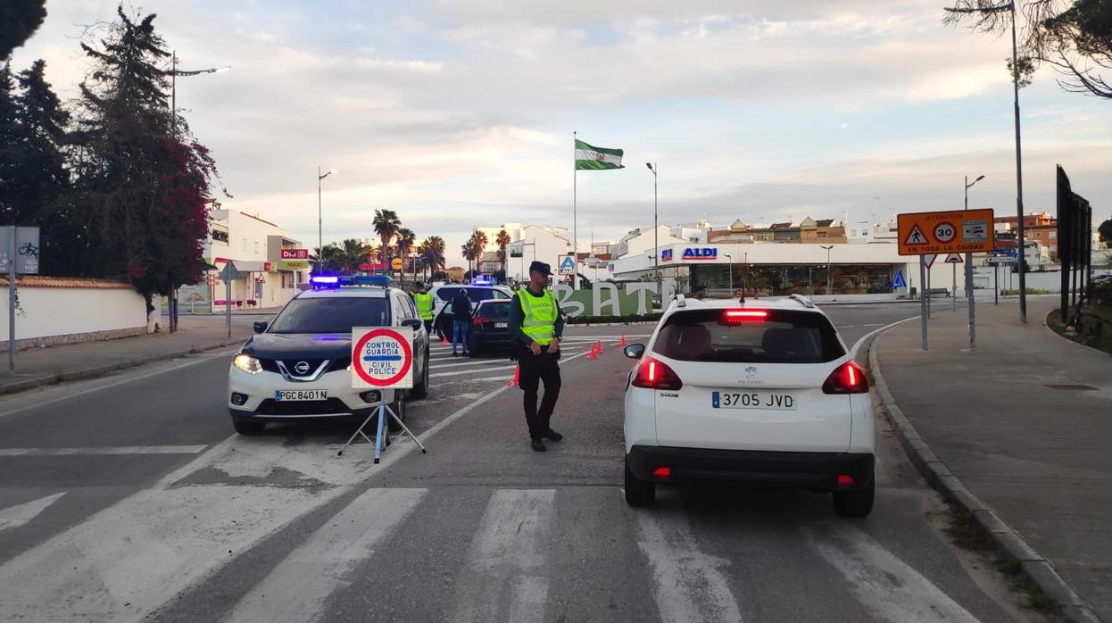 La Policía Local realiza 21 denuncias y más de 200 identificaciones en Barbate durante el fin de semana