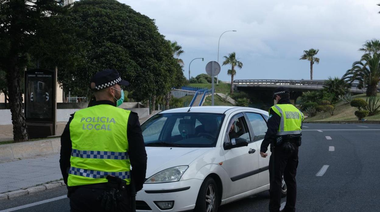 Policías locales de Cádiz en un control a la entrada de la ciudad.