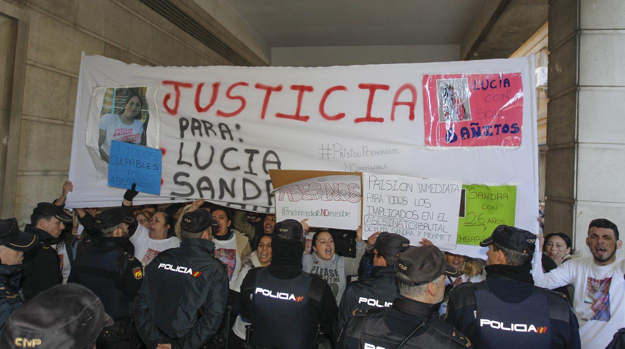 Protestas en la puerta de los juzgados contra los acusados del triple crimen de Dos Hermanas