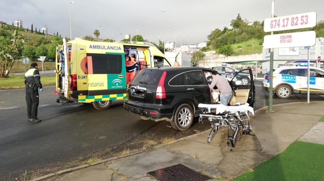 La Policía Local de Tomares y los sanitarios atienden al parto de una mujer en su coche en el polígono El Manchón