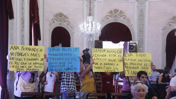 Usuarias de Asuntos Sociales plantan cara a Kichi: «No tenemos para dar de comer a nuestros hijos»