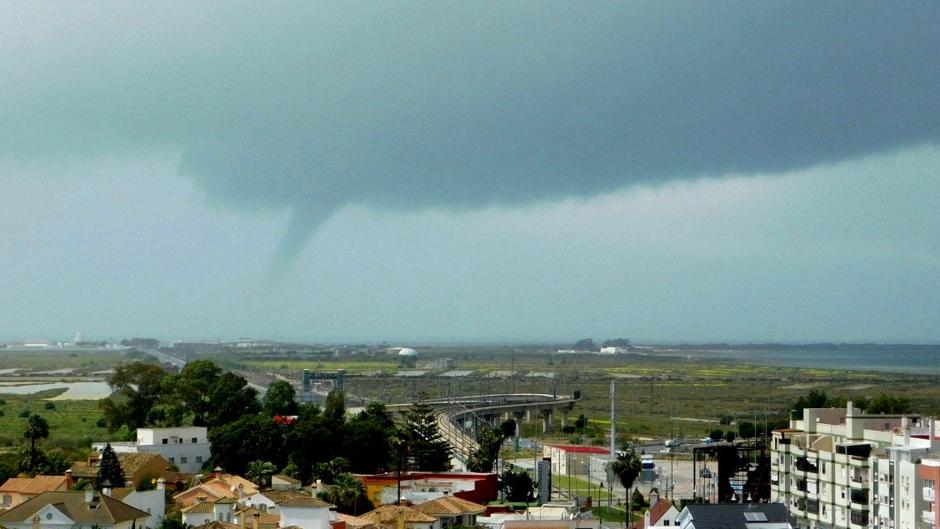 VÍDEO: Una tromba marina causa importantes destrozos en Cádiz