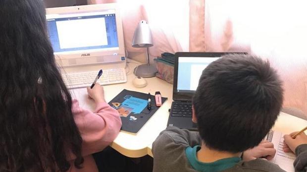 Familias de Olivares que no tienen ordenadores en casa recibirán 30 portátiles para la «teletarea» de alumnos