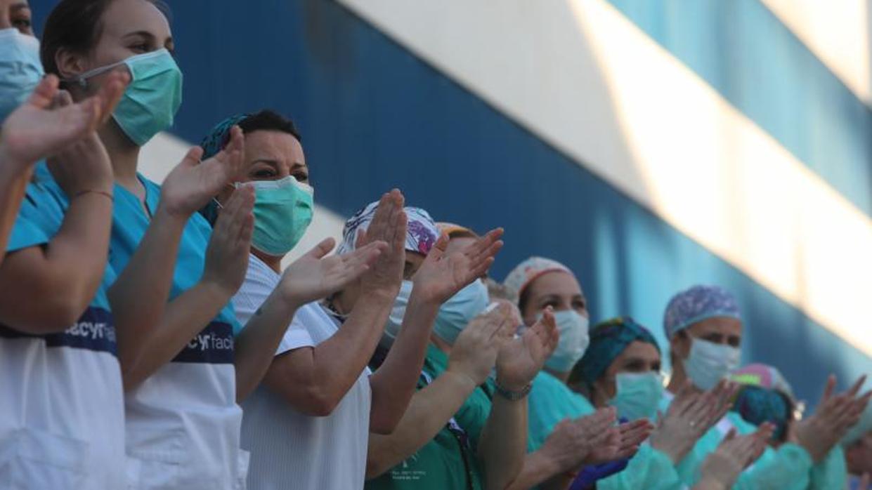 Sanitarios del Puerta del Mar en el aplauso de las 20 horas.