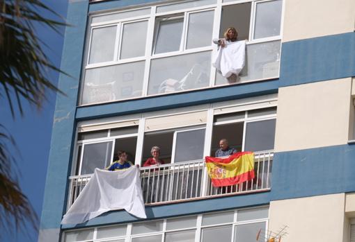 Gaditanos en los balcones