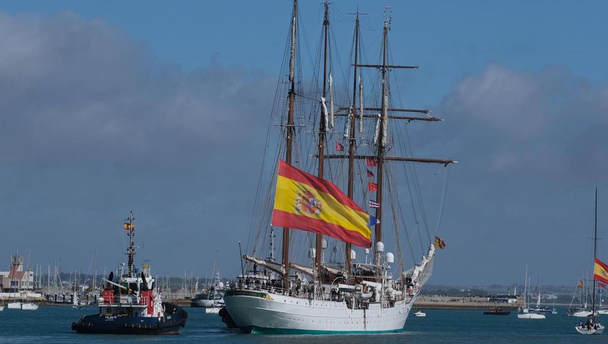 Elcano zarpando del puerto de Cádiz el pasado 4 de noviembre.