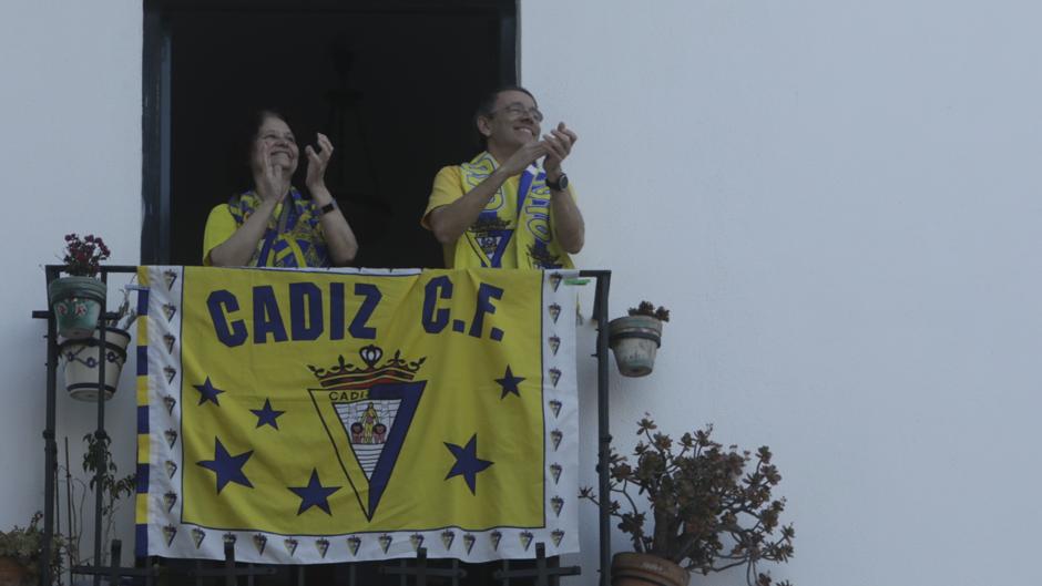 VÍDEO: La terapia de los balcones en Cádiz