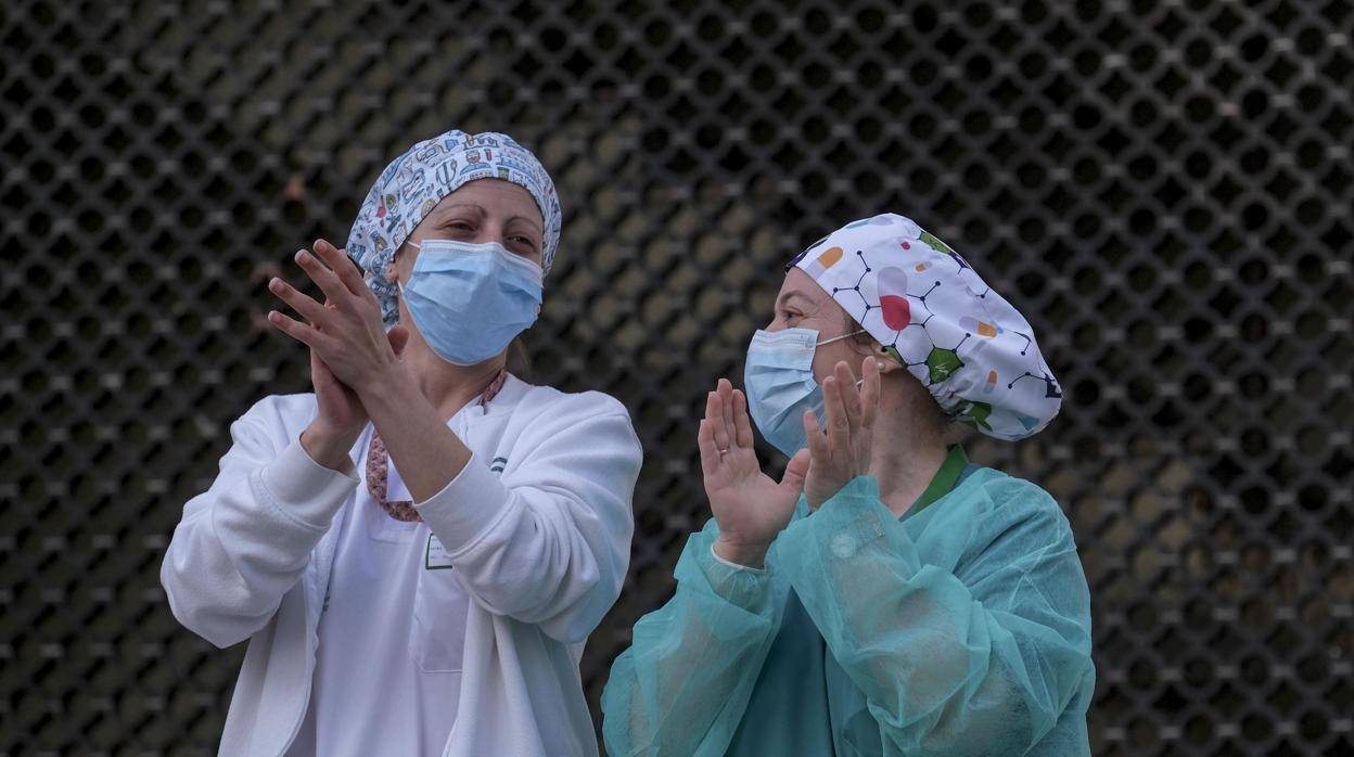 Profesionales sanitarios aplauden por la tarde.