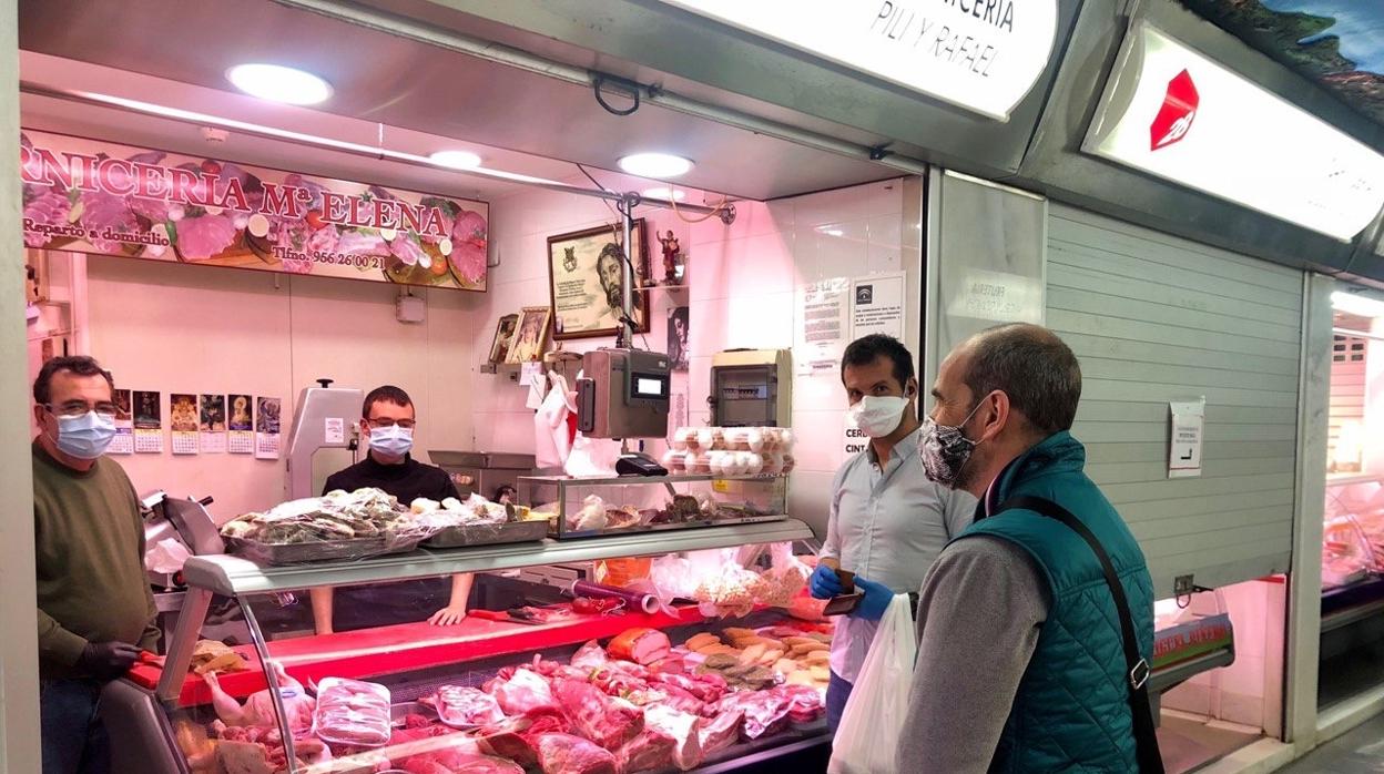 Reparto de mascarillas entre los tenderos de Cádiz