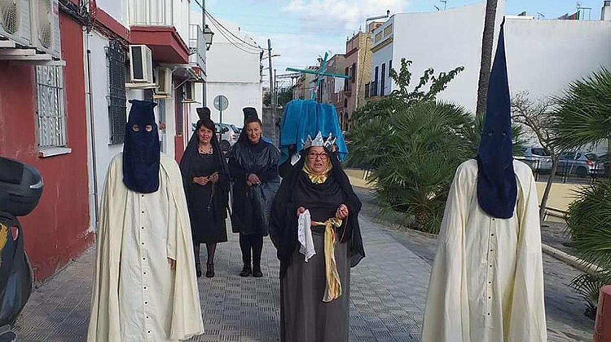 Los vídeos e imágenes de esta procesión simulada corrieron como la pólvora en Utrera