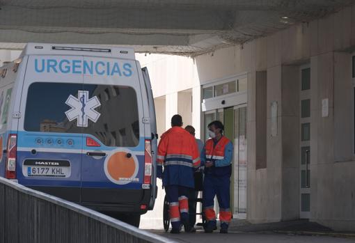 Una ambulancia, a su llegada a las Urgencias del Hospital Puerta del Mar.