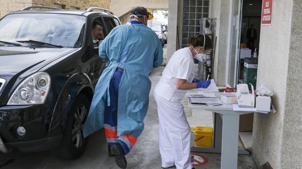 Al menos nueve sanitarios del Puerta del Mar en aislamiento tras usar las mascarillas defectuosas