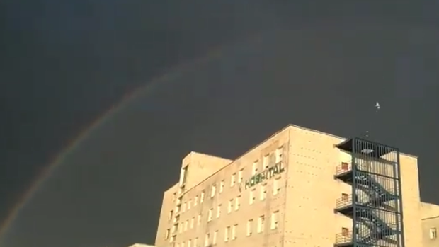 Vídeo: El cielo dibuja un arcoiris de «buen presagio» sobre el hospital Puerta del Mar