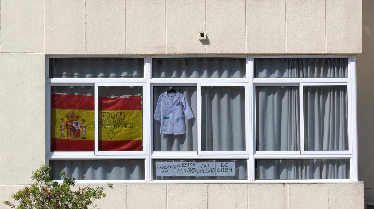 Un balcón de Cádiz apelando a quedarse en casa y proteger a los mayores.