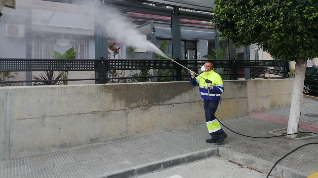 Un operario desinfecta una de las calles de Castilleja de la Cuesta