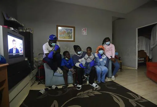 Vídeo: Así pasan Moussa y sus seis hijos el confinamiento en un pequeño piso de Jerez