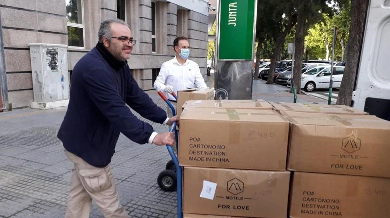 Diputación hace entrega de 50.000 mascarillas a la Junta para el personal del SAS