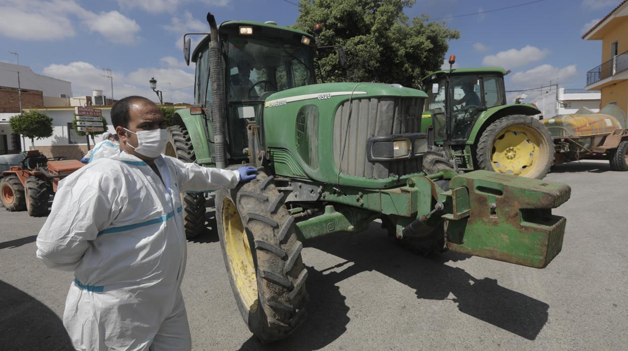 Un agricultor, durante las labores de desinfección en Puerto Serrano.