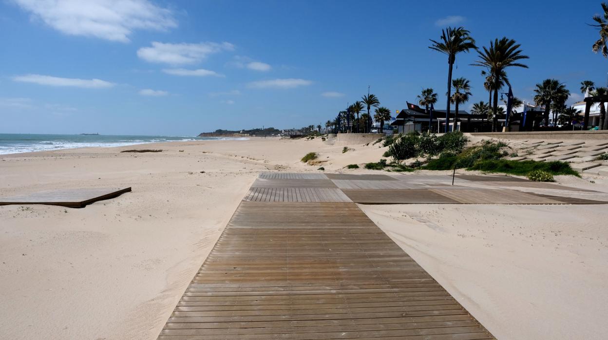 Vista parcial de la playa de La Barrosa, en Chiclana, donde ya se han empezado a colocar los primeros equipamientos