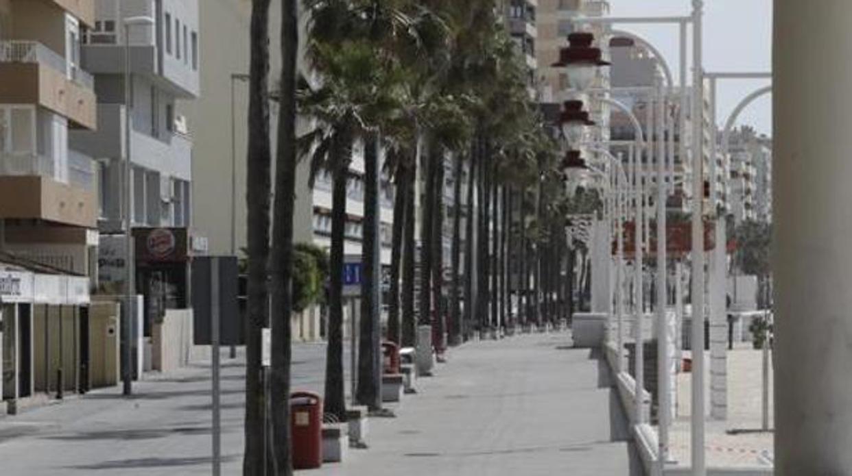 El Paseo Marítimo de Cádiz, completamente vacío durante el estado de alarma.