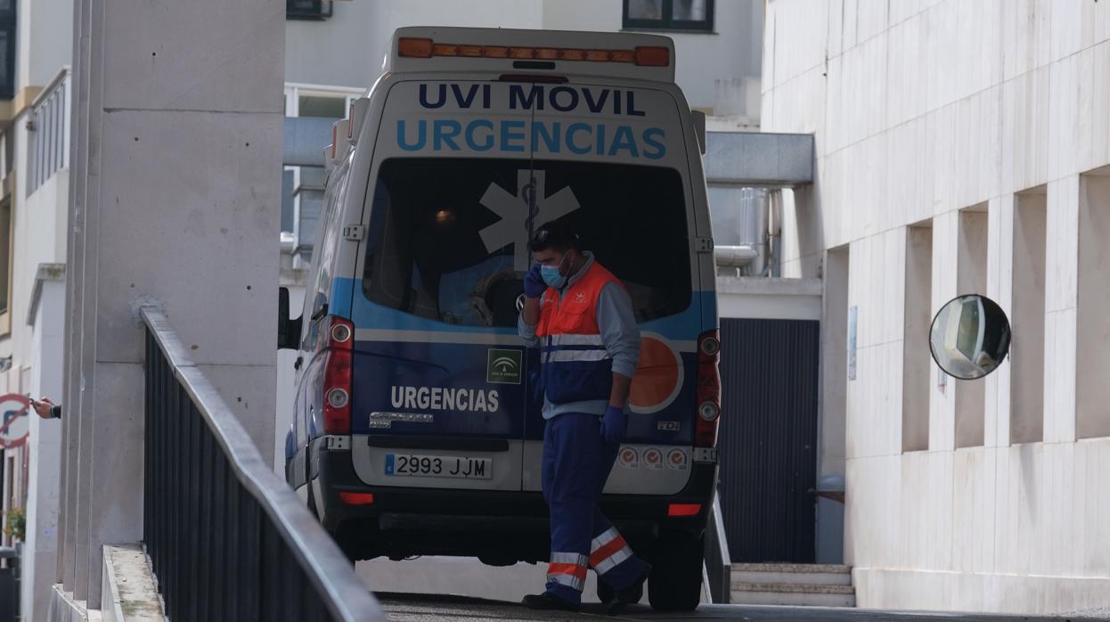 Un sanitario en el servicio de urgencias del Puerta del Mar de Cádiz.