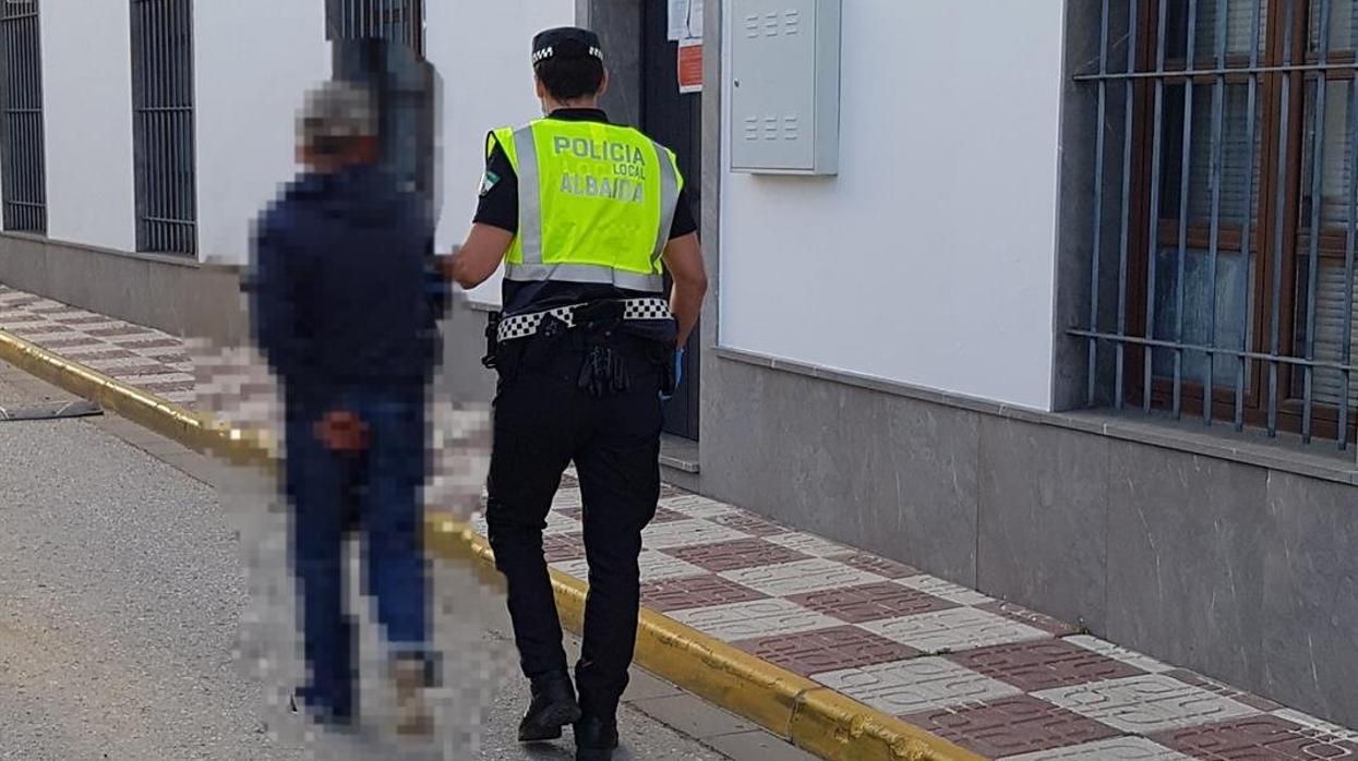 La Policía Local acompaña al vecino detenido por saltarse el confinamiento